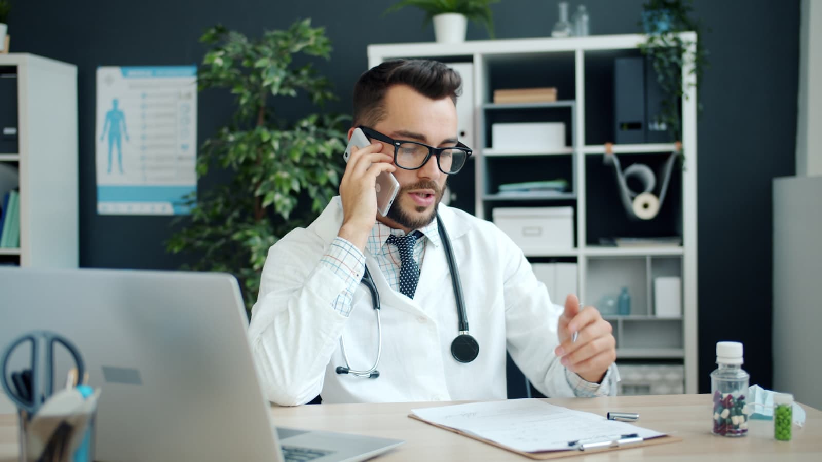 Médecin au téléphone dans son cabinet, en lien avec la régulation médicale