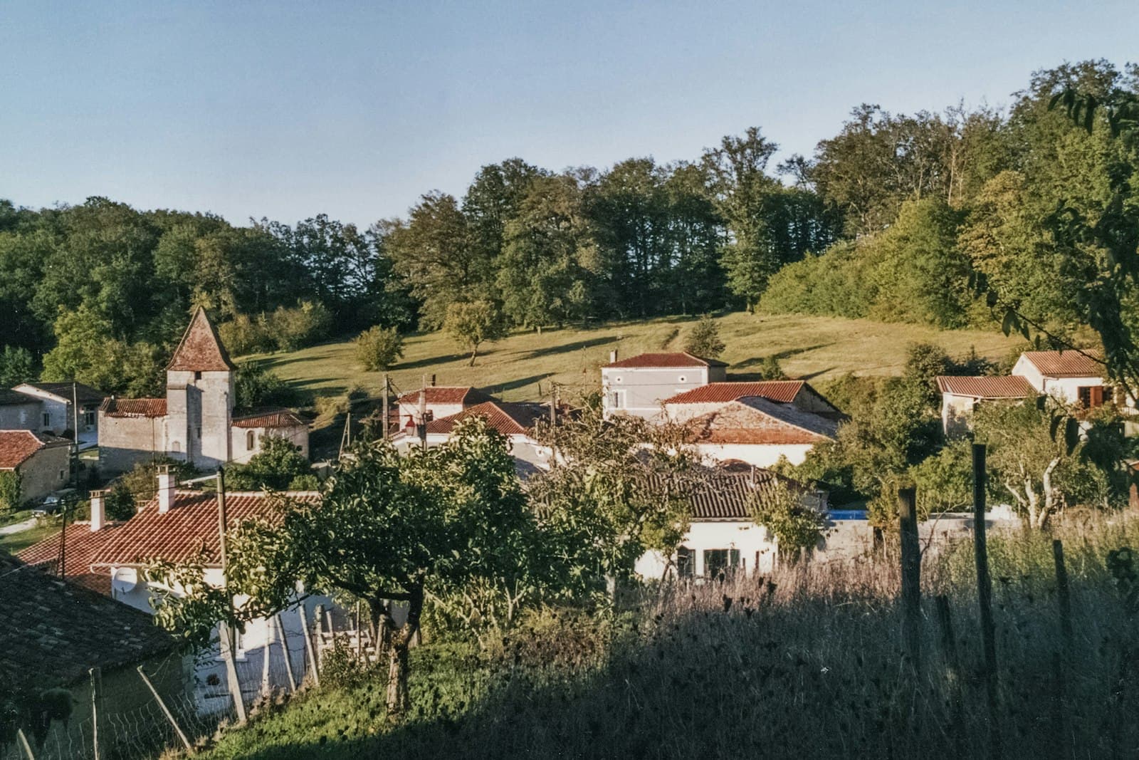 Village du moyen pays niché entre collines et forêt