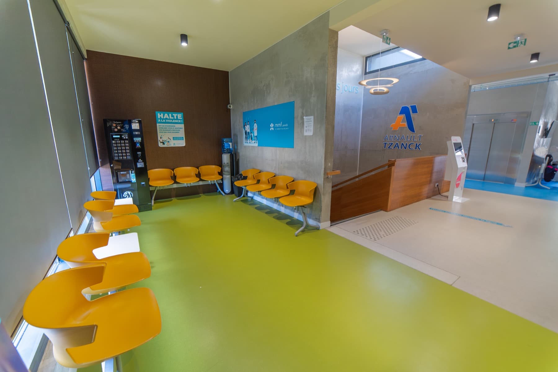 Vue extérieure d'un pôle de santé MMF à Carros