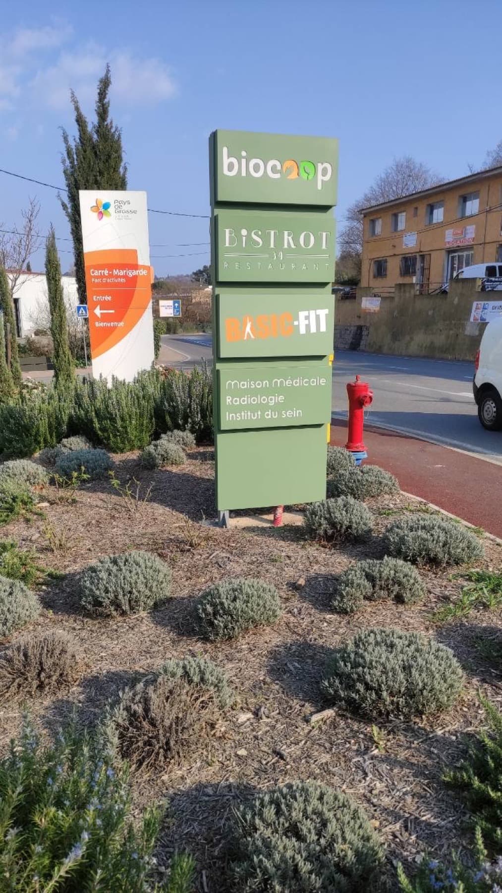 Façade d'un pôle de santé MMF à Grasse